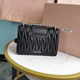 Miumiu &nbsp; Сумка с цепочкой Черный Артикул： 5BD084 Высокок