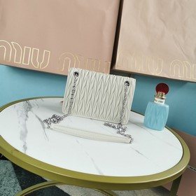 Miumiu &nbsp; Новая сумка из мягкой кожи, модель： 5BP065. Кла