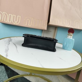 Miumiu &nbsp; Новая сумка из мягкой кожи, модель： 5BP065. Кла