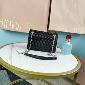 Miumiu &nbsp; Новая сумка из мягкой кожи, модель： 5BP065. Кла