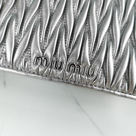 Miumiu &nbsp; Новая сумка из мягкой кожи, модель： 5BP065. Кла