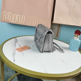 Miumiu &nbsp; Новая сумка из мягкой кожи, модель： 5BP065. Кла
