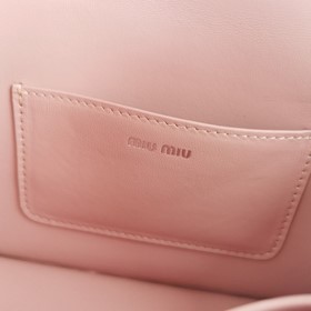 Miumiu &nbsp; Новая сумка из мягкой кожи, модель： 5BP065. Кла
