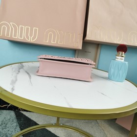 Miumiu &nbsp; Новая сумка из мягкой кожи, модель： 5BP065. Кла