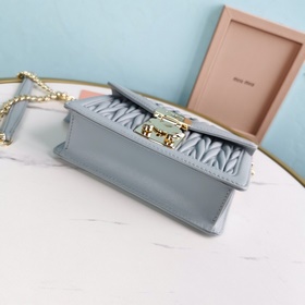 Miumiu Новая модель сумки с цепочкой, изготовлена из высококачест