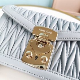 Miumiu Новая модель сумки с цепочкой, изготовлена из высококачест