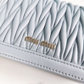 Miumiu Новая модель сумки с цепочкой, изготовлена из высококачест