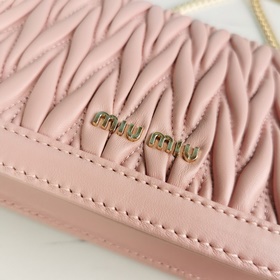 Miumiu Новая модель сумки с цепочкой, изготовлена из высококачест