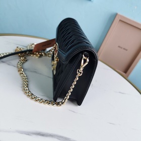 Miumiu Новая модель сумки с цепочкой, изготовлена из высококачес