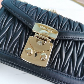 Miumiu Новая модель сумки с цепочкой, изготовлена из высококачес