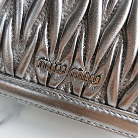 Miumiu Новая модель сумки с цепочкой, изготовлена из высококачест