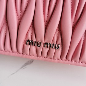 Miumiu &nbsp; Сумка с цепочкой Цвет： вишневый, номер модели： 