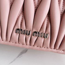 Miumiu &nbsp;сумка с цепочкой Светло-розовый Артикул： 5BD084