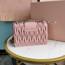 Miumiu &nbsp;сумка с цепочкой Светло-розовый Артикул： 5BD084