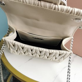 Miumiu &nbsp;сумка с цепочкой Белый Артикул： 5BD084 Высокока