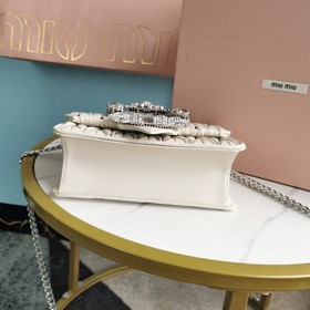 Miumiu &nbsp;сумка с цепочкой Белый Артикул： 5BD084 Высокока