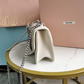 Miumiu &nbsp;сумка с цепочкой Белый Артикул： 5BD084 Высокока