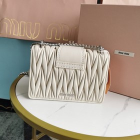 Miumiu &nbsp;сумка с цепочкой Белый Артикул： 5BD084 Высокока