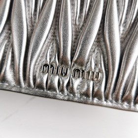Miumiu &nbsp;сумка с цепочкой Серебристо-серый Артикул： 5BD0