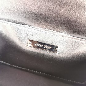 Miumiu &nbsp;сумка с цепочкой Серебристо-серый Артикул： 5BD0