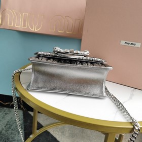 Miumiu &nbsp;сумка с цепочкой Серебристо-серый Артикул： 5BD0