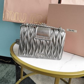 Miumiu &nbsp;сумка с цепочкой Серебристо-серый Артикул： 5BD0