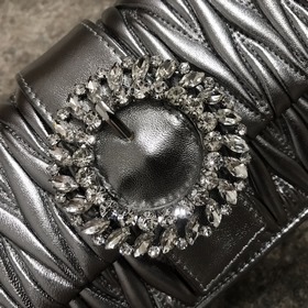 Miumiu &nbsp;сумка на цепочке Серебристо-серый Артикул： 5BH0