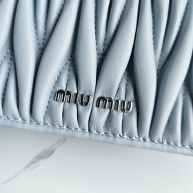 Miumiu &nbsp;сумка с цепочкой Цвет： синий, артикул： 5BD084 .