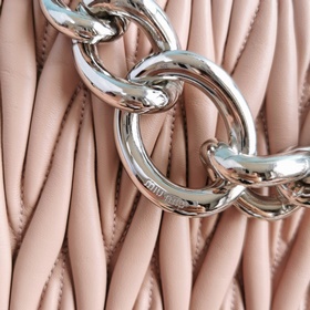 Miumiu Новая сумка с цепочкой, модель： 5BD015 Импортная нежная ов