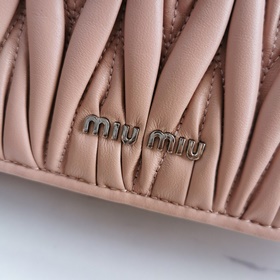 Miumiu Новая сумка с цепочкой, модель： 5BD015 Импортная нежная ов