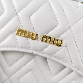 Miumiu Новая модель сумки через плечо с цепочкой, артикул： 5BD140