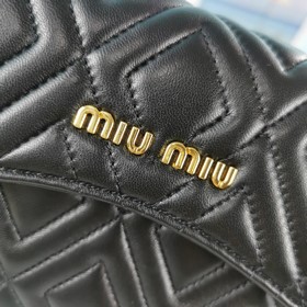 Miumiu Новая модель сумки через плечо с цепочкой, артикул： 5BD140