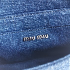 Miumiu Новая модель сумочки с цепочкой из бриллиантов, такая же, 