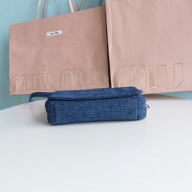 Miumiu Новая модель сумочки с цепочкой из бриллиантов, такая же, 