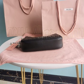 Сумка через плечо Miumiu Сумка на цепочке Знаменитая кожа ягненк
