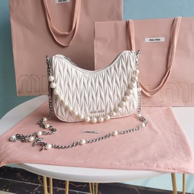 Сумка Miumiu через плечо Новая коллекция аксессуаров для нового с