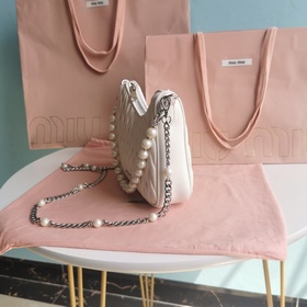 Сумка Miumiu через плечо Новая коллекция аксессуаров для нового с