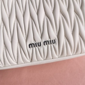 Сумка Miumiu через плечо Новая коллекция аксессуаров для нового с