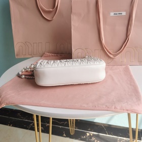 Сумка Miumiu через плечо Новая коллекция аксессуаров для нового с