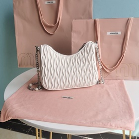 Сумка Miumiu через плечо Новая коллекция аксессуаров для нового с