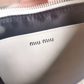 Сумка Miumiu через плечо Новая коллекция аксессуаров для нового с