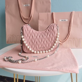 Сумка Miumiu через плечо Сумка из новой коллекции аксессуаров, в