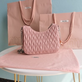 Сумка Miumiu через плечо Сумка из новой коллекции аксессуаров, в
