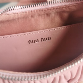 Сумка Miumiu через плечо Сумка из новой коллекции аксессуаров, в