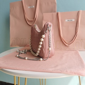 Сумка Miumiu через плечо Сумка из новой коллекции аксессуаров, в