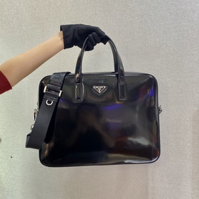 Prada  Новая модель портфеля Модель： 2VE368 Глянцевый Изготовлен