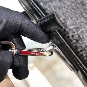 Prada  Новейшая модель портфеля Артикул： 2VE368 Импортная кожа
