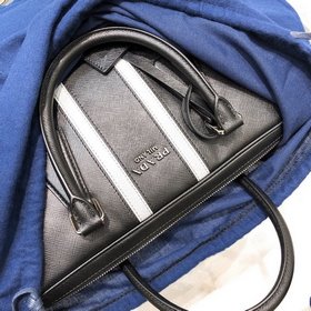 Prada  Новейшая модель портфеля Артикул： 2VE368 Импортная кожа 
