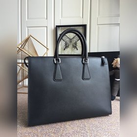 Новая мужская сумка Prada Артикул： 2VG030V Треугольная черная Из