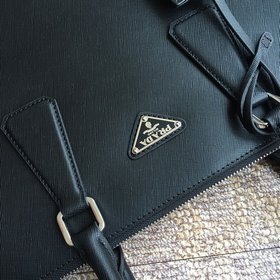 Новая мужская сумка Prada Артикул： 2VG030V Треугольная черная Из